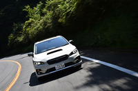 スバルとSTIとのコラボレーションにより生まれた「レヴォーグSTI Sport」。「ステアリングの優れた応答性」「高速域での強靭（きょうじん）な安定性」「洗練された、質感の高い乗り味」を実現すべく開発された。