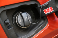 こちらは右側のフロントフェンダーに備わる、レンジ・エクステンダー装備車の燃料給油口。燃料はハイオク指定となる。
    