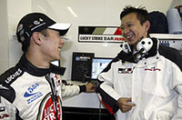 地元の大声援に応えるべく、表彰台に向けて奮戦した佐藤琢磨（左）。予選で4番グリッドを獲得し、決勝を前に期待はますます膨らんだ。スタートで5番グリッドのバトンに抜かれたものの、ジャガーのマーク・ウェバーをかわしたことで4位の座をキープ。ピットインのタイミングで一時は2位を激走した。しかし、2セット目のタイヤに交換した後はペースがあがらず苦戦。また途中でドリンクボトルが機能せず、ノドがカラカラになりながらの走行を強いられた。結果、惜しくも表彰台に届かず、4位でゴールした。（写真＝本田技研工業）