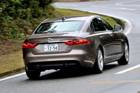 “2つの弧”を描いて発光するリアコンビランプ。ちなみに、弟分の「XE」では弧は左右1つずつになる。