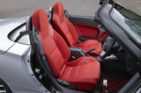 黒い内装色と赤いファブリックシートおよびドアトリムは、「セロ」の専用オプションである「レッドインテリアパック」に含まれるもの。標準仕様の内装色はブラウン、シートカラーはベージュとなる。