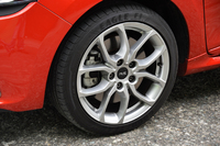 「シャシー スポール」のタイヤサイズは前後とも205/45R17。