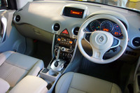 インテリアの様子。センターコンソールはカーボン調に。