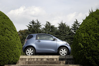 iQの全長は、2985mm。軽自動車枠より約400mm短い。ちなみに、「スマート・フォーツー」は2720mm。