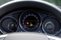 メーター中央部にはモニターが設けられ、アニメーションなどで情報が表示される（写真はリアのクリアランスソナーによる警告）。メーターの照明色は、白から青まで5段階に変更することができる。