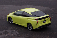 リアの造形も個性的。Cピラーがブラックアウトされているため、ルーフ後端は浮いているように見える。