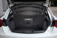 ラゲッジルームは、後席を起こした状態で350リッター、倒した状態で1045リッターの容量を確保している。（写真をクリックすると、シートの倒れる様子が見られます）
    