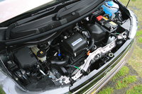 「N-WGN」の自然吸気（NA）エンジンは、最高出力58ps、最大トルク6.6kgmと、今日の軽自動車用NAエンジンの中では随一のアウトプットを誇る。
    