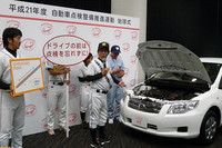 エンジンオイルの点検デモでは、整備士がチェックの仕方を実演。点検という堅苦しいイメージを払拭するべく、萩本監督が整備士に、親しまれやすい話し方のアドバイスをする場面も。