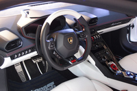 ホワイトとブラックのツートンカラーと、レッドのアクセントが目を引く、“アド・ペルソナム車”のインテリア。