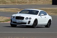 駆動方式は4WD。従来50:50だった前後トルク配分は、「スーパースポーツ」では40:60に設定された。