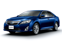 新色のダークブルーマイカを採用した「トヨタ・カムリ ハイブリッド“Gパッケージ”」