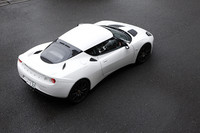 ハイパフォーマンスはもとより、豊富なオプションも自慢のエヴォーラ。ボディカラーは、写真の白系だけで2色。全20色が用意される。