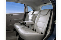 長いホイールベースの恩恵が、後席スペースに見つけられるという。