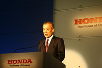 記者会見を行うホンダの福井威夫社長。「新たなモノ作りの改革を進めるには、“日本の力”が必要」とし、生産体制を抜本的に見直す考えを示した。最大の狙いは、コスト競争力を高めることと思われる。