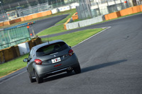 「208GTi by PEUGEOT SPORT」には、ノーマルの「208GTi」とは異なる専用チューニングのサスペンションが与えられる。