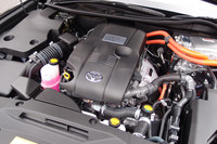 ハイブリッドユニットは、ベースとなるエンジンをダウンサイジング。最高23.2km/リッター（JC08モード）の燃費を実現した。モーターの動力源は、ニッケル水素バッテリー。