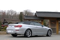 引き締まった印象のリアビュー。リアコンビネーションランプがL字型に変更された。ソフトトップは、新色のシルバー光沢仕上げのアンソラジット（オプション）が備わる。