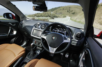 フロントエアバッグに加え、ウィンドウ、サイド、運転席膝元など、計7つのエアバッグが標準装備される。