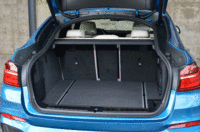 荷室の様子。フロアボードはリバーシブルで、ぬれた荷物などの積載にも対応できる。（写真をクリックすると荷室のアレンジが見られます）