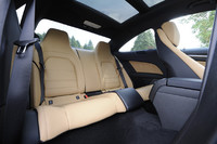 リアシートの定員は2名。クーペには「パノラミックスライディングルーフ」と呼ばれるサンルーフがあらかじめ備わる。