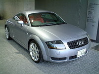 なんちゅーかなぁ。ファッション的に見れば最近のアウディ、いい味出してますね