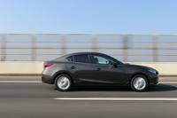 高速道路を行く「アクセラハイブリッド」。Cd値0.26のセダン型ボディーは、ハッチバック車（同0.28）よりも空力性能に優れる。