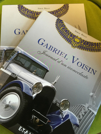 宿泊したホテルのロビーの一角には、フランス屈指の自動車歴史家セルジュ・ベリュのヴォワザンに関する著書も。