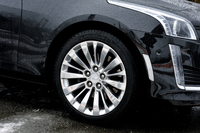 タイヤサイズは245/40R18。試乗車にはスタッドレスタイヤが装着されていた。
    