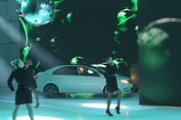 シュコダの発表でもダンスが会場を盛り上げた。