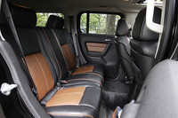 リアシートは中央席にプラスチック製のカップホルダーが備わる。実質4人乗りと考えておきたい。