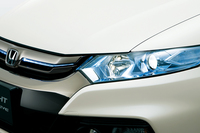 スモークメッキのグリルが採用された、「インサイト エクスクルーシブ」のフロント部。
    