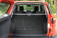 荷室容量は333リッター。後席を倒せば最大で1238リッターまで拡大される。（写真をクリックすると荷室のアレンジがみられます）
    