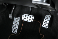 アクセル／ブレーキペダルおよびフットレストは、いずれもアルミパッド付きとなる。