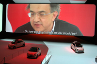 同日上映された広報フィルムでも、セーター姿で出演。