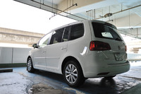 2010年11月22日に日本上陸、2011年1月11日に発売される新型「ゴルフトゥーラン」。テールランプの形状は縦型から横型に変更され、高速走行時に急ブレーキをかけるとブレーキランプが点滅して後続車に注意を促す機能（エマージェンシーストップシグナル）も備わる。