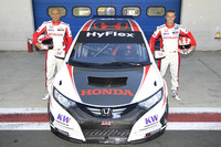 マシンを囲む2名のドライバー。ガブリエル・タルキーニ（写真左）とティアゴ・モンテイロ（写真右）。