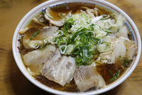 
    喜多方ラーメンの有名店、まこと食堂のチャーシューメン。舌代は900円也。平日の朝だというのに、店内は結構な混雑ぶりだった。
    （写真＝ボルボ・カー・ジャパン）
    