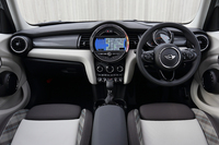 インテリアの意匠は基本的に3ドアモデルと共通。イグニッションスイッチはインストゥルメントパネルの中央部に、パワーウィンドウのスイッチはドアコンソールに備わる。