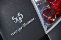 マイナーチェンジを受けた「595コンペティツィオーネ」の目玉はエンジンのパワーアップ。フロントブレーキの強化も併せて実施された。発売日は2016年3月5日。