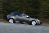 「コンペティツィオーネ」のタイヤサイズは225/45R17。テスト車にはコンチスポーツコンタクト3が装着されていた。