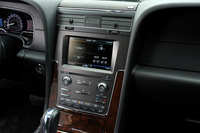 オーディオなどの機能を音声やタッチパネルで操作できる「マイ・リンカーン・タッチ」のモニター。ステアリングホイールの音声認証スイッチを長押しすると、カーナビゲーションシステムが起動する。