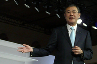 プレスブリーフィングで登壇する、富士重工業の吉永泰之社長。
    