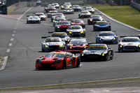 GT300クラスは、No.55 ARTA CR-Z GT（写真手前）が予選からレースをリード。ポール・トゥ・ウィンで勝利を手にした。
    