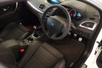 ところどころに赤の差し色が使われるインテリア。トランスミッションは6段MTのみ。