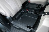 2列目の座面下にあるカラクリ収納ボックス。2つのドリンクホルダーを備えたトレイを中央に展開すれば、空いた場所を6.3リッター分の収納スペースとして使うことができる。