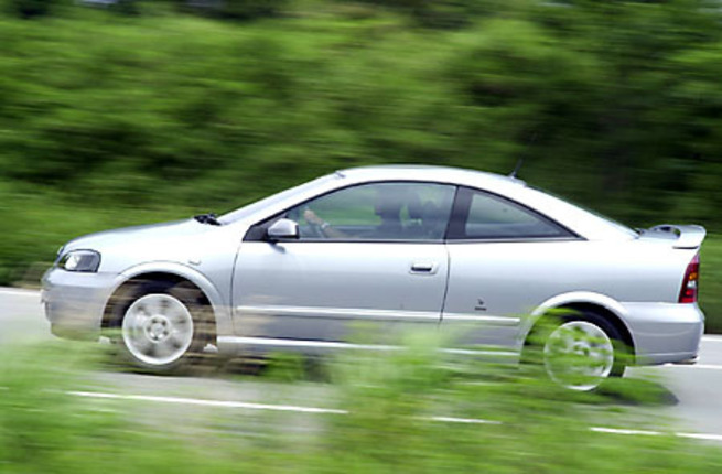 【スペック】全長×全幅×全高＝4270×1710×1405mm/ホイールベース＝2615mm/車重＝1290kg/駆動方式＝FF/2.2リッター直4DOHC16バルブ（147ps/5800rpm、20.7kgm/4000rpm）/車両本体価格＝293.0万円（テスト車＝同じ）