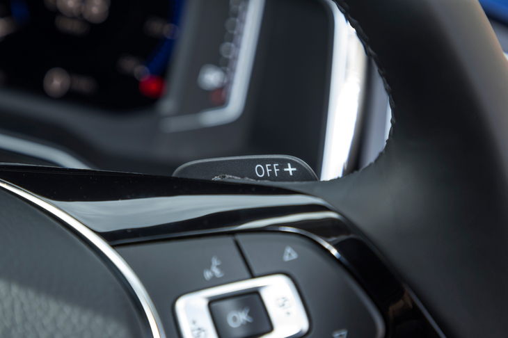 「ポロ」シリーズの中でシフトパドルが標準装備されるのは「Rライン」と「GTI」だけ。その他のグレードでは、「TSIハイライン」にオプション設定されるのみだ。