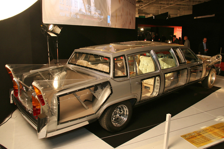 「感動」の部にて。『アメリ』で有名なオドレイ・トトゥが出演した2013年の映画『ムード・インディゴ うたかたの日々』。それに登場する「プジョー404」風リムジン。メーカー所蔵のもの。