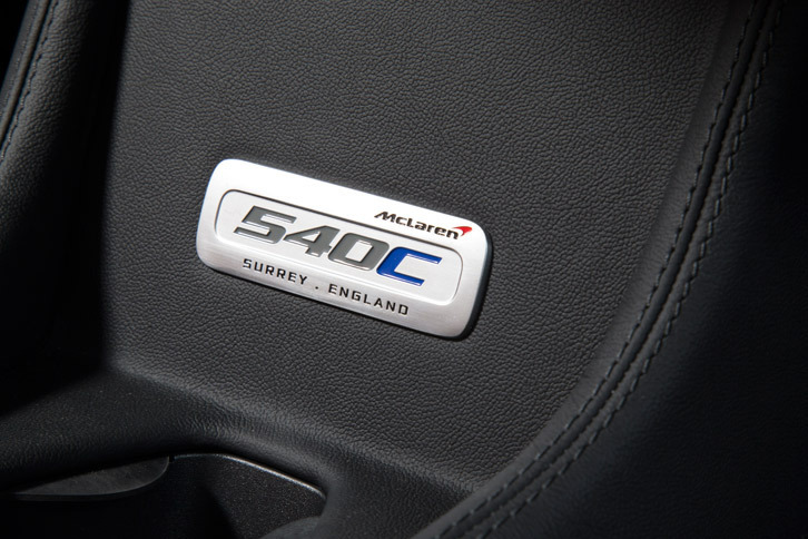 「540Cクーペ」の外装に車名を示すバッジやエンブレムの類いはなく、内装では、フローティング式センターコンソールの下、収納スペースの奥にプレートが装着されている。